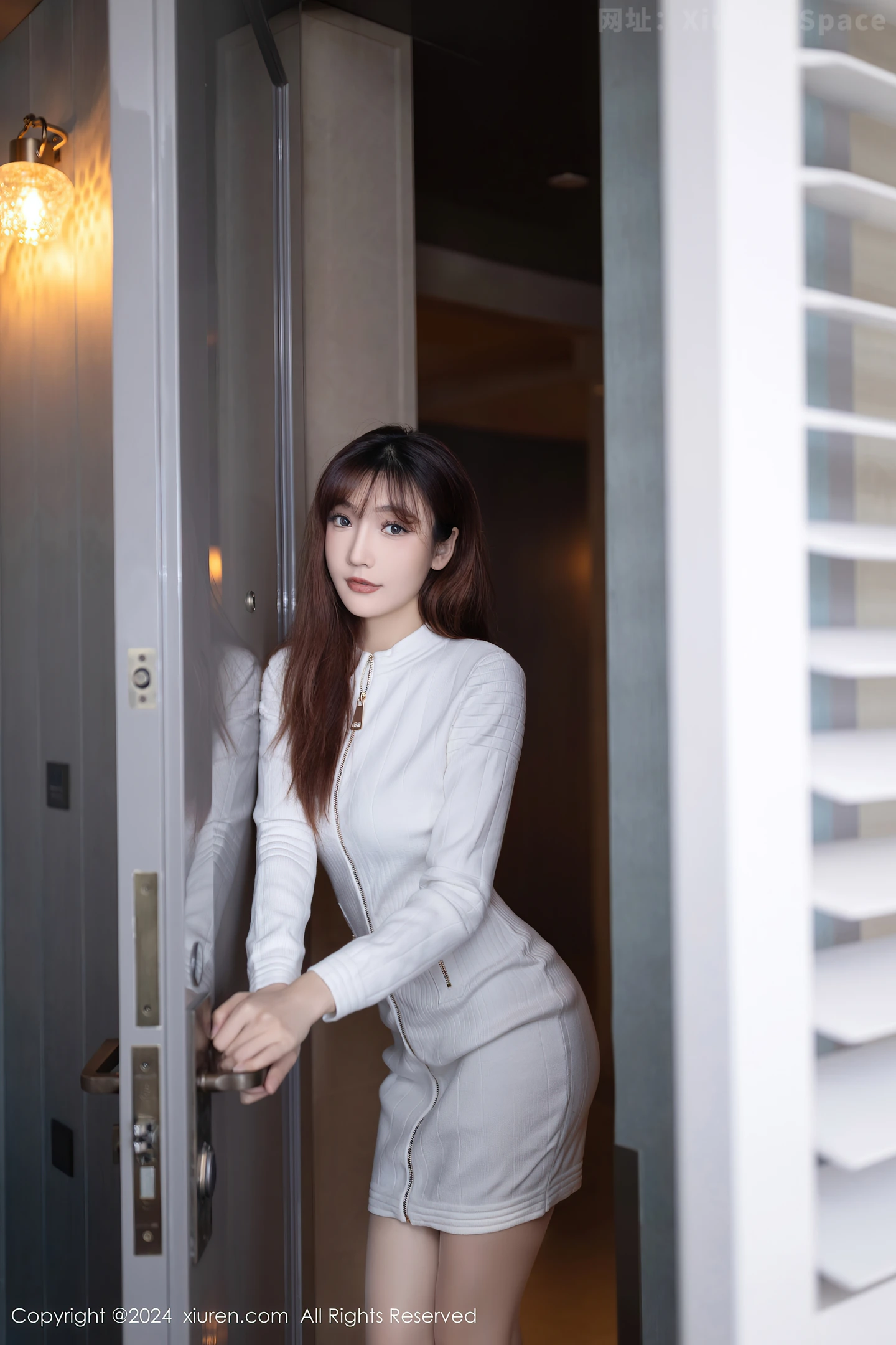 图片[3]-[XiuRen秀人网]VOL.8233 模特陆萱萱白色上衣露银色内衣配超薄肉丝秀柔美身姿诱惑写真80P-秀人网官方网站